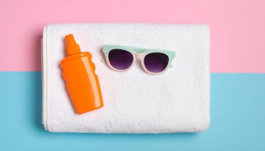 Yaz Esasları: Güneş gözlüğü, Güneş kremi ve Renkli Havlu 