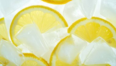 Limon Dilimleri ve Buz Küpleri Parlak, Arka Işıklı Kompozi Tazeleniyor