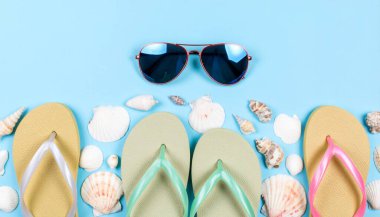 Plaj Esasları: güneş gözlüğü, parmak arası terlik ve Mavi Deniz Kabukları. 