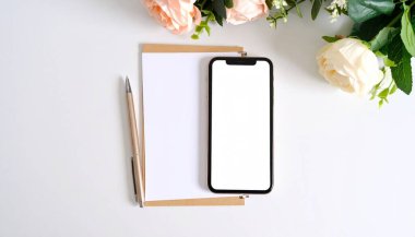 Telefon, Çiçekler, Kalem ve Beyaz B Üzerine Kağıt ile Zarif Çalışma Alanı