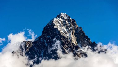 Parlak Mavi Altında Görkemli Dağ Zirvesi