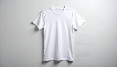 Temiz, temiz beyaz bir tişört beyaz arka planda sergilenir, kendi tasarımlarınızı ve logolarınızı eklemek için mükemmeldir..