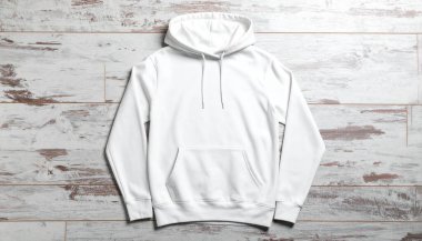 Temiz, beyaz bir kapüşonlu, kırsal ahşap bir yüzeye serilmiştir. Giysi tasarımları ve marka modelleri için mükemmeldir..