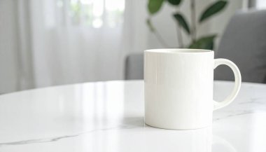 Beyaz bir kupa parlak, havadar bir odada mermer bir masada oturuyor, basit ve temiz bir estetik yaratıyor..