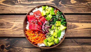 Ton Balığı, Avokado ve Woode 'da Susam Tohumu ile Renkli Poke Kasesi