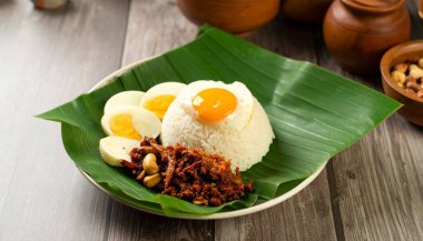 Lezzetli Nasi Lemak, kızarmış yumurta, Sambal, fıstık ve haşlanmış