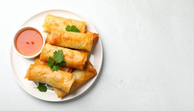 Beyaz tabakta tatlı acı biber soslu Altın Çıtır Bahar Ekmekleri