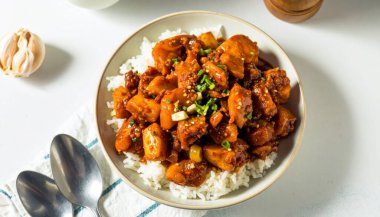 Sarımsaklı Lezzetli Tavuk ve Pirinç Tabağı manzarası