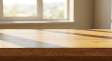 Güneş ışığıyla aydınlatılmış bir odada, ürünleri sergilemek için penceresi olan boş bir ahşap masaya yakın plan veya bir model oluşturma.