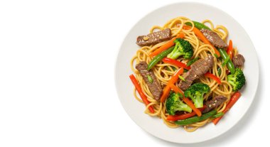 Lezzetli biftekli, renkli sebzeli ve hafif soslu nefis bir tabak şehriye. Parlak renkleri ve aroması harika bir mutfak deneyimini çağrıştırıyor..