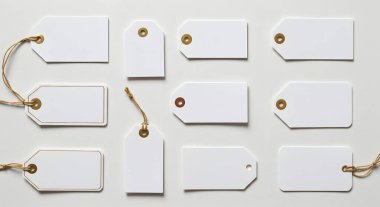 Temiz, pürüzsüz beyaz hediye etiketleri düzgünce yerleştirilmiş. Basit, zarif ve mesajınız için hazır. Markalaşma ve el işi için mükemmel.!