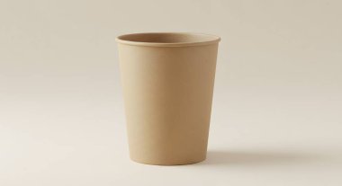 Sade bir kağıt bardak nötr bir zeminde durur, içecekler için hazırdır..