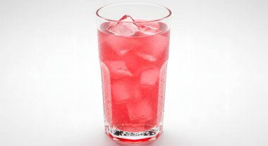 Buz küplü, uzun pembe bir bardak, temiz beyaz bir zemin üzerinde sunulan, yüzeyde buğulanmayı gösteriyor. Soğuk bir içecek konsepti için mükemmel..