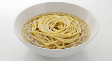 Bir kase makarna beyaz bir kasede beyaz bir zemin üzerinde sergileniyor. Hızlı yemek ve yemek fotoğrafçılığını resmetmek için ideal..