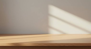 Ahşap masa, güneş ışığının krem bir duvara düşmesiyle aydınlanır ve ürün sergisi için ideal hale gelir..