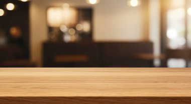 Ahşap bir masa bulanık bir kafenin önünde oturur ve ürün tanıtımı ya da yemek sunumu için sıcak ve davetkar bir zemin oluşturur..