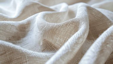 Yumuşak, organik kıvrımları ve görünür dokusu olan beyaz dokuma kumaşın detaylı görüntüsü nazik ve davetkar bir görsel yaratıyor..