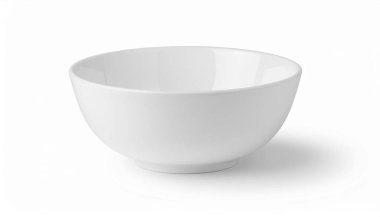 Beyaz bir seramik kasenin temiz, minimalist bir görüntüsü, yemek ya da mutfak gereçleri için mükemmel. Kase beyaz bir arka planda izole edilmiştir..