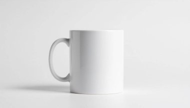 Basit bir beyaz kupa modeli, temiz, minimalist bir arka planda tasarım veya logo sergilemek için mükemmel. Markalaşma ve tanıtım materyalleri için ideal.