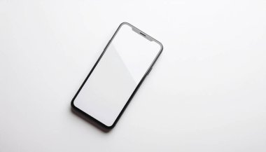 Boş ekranlı modern bir akıllı telefon, mobil uygulama tasarımları ve kullanıcı arayüzlerini görüntülemek için mükemmel olan temiz beyaz bir arkaplanda görüntülenir.