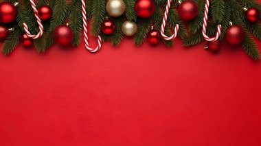 Noel baloları ve çam dallı kırmızı Noel arkaplanı