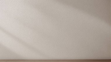 Temiz, nötr bir iç duvar ince köşegen gölgeler güneş ışığı ile dökülen, sıcak ahşap bir zemin ile eşleştirilmiş.