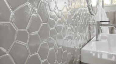 Cam ve krom yüzeyli parlak bir laboratuvar alanı boyunca uzanan parlak bir altıgen fayans duvarı gelecekteki bilimsel bir çevreyi taşır.