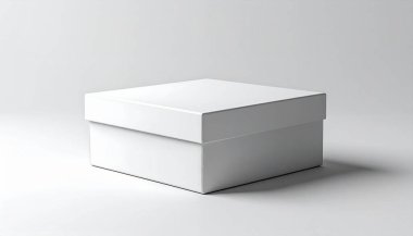 Beyaz arkaplan üzerine beyaz bir zemin üzerine yerleştirilmiş, sadeliği ve minimalizmi vurgulayan sade beyaz bir karton kutu.