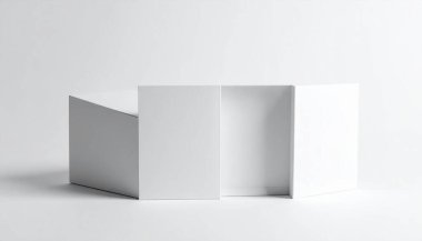 Temiz, minimalist beyaz bir karton kutu beyaz bir yüzeye yerleştirilmiş, basitliği ve modern tasarımı vurguluyor.