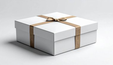 Parlak beyaz bir hediye kutusu kahverengi saten bir kurdeleyle sarılmış ve fiyonkla bağlanmış, temiz, minimalist bir arkaplan üzerine kurulmuş.