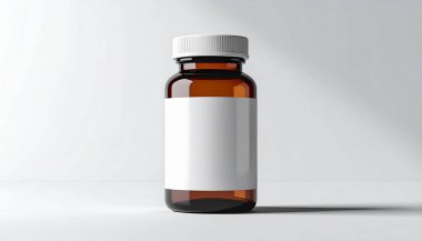 Beyaz kapaklı ve boş etiketli kehribar rengi cam ilaç şişesi, tarafsız bir arka plana yerleştirilmiş.