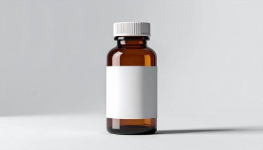 Açık, yüksek kalitede kahverengi cam ilaç şişesinin beyaz kapaklı ve boş etiketli görüntüsü açık gri arka planda.