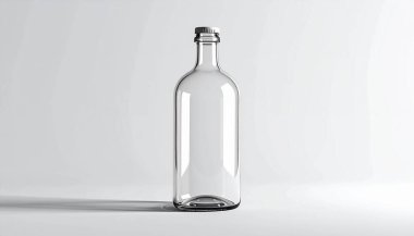 Siyah şapkalı şeffaf cam şişe, temiz beyaz arka plana gölge düşürüyor, minimalist tasarımı vurguluyor.