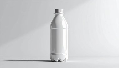 Gümüş kapaklı sade beyaz bir plastik şişe beyaz bir zemin üzerinde duruyor, basitliği ve temiz tasarımı vurguluyor.