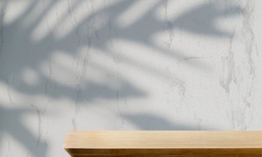 Yumuşak güneş ışığı ve palmiye gölgesi desenleriyle sakin bir ortam oluşturan sakin bir masa düzeni.