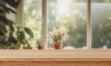 Sıcak bir evin içinde, güneş ışığı altındaki bir pencerenin yanındaki ahşap bir masada saksı bitkileri bulunur..