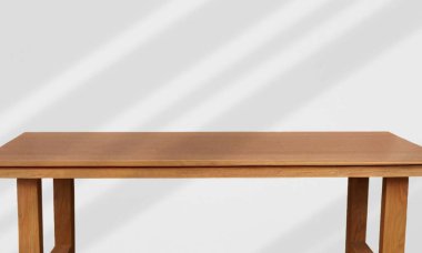 Basit bir ahşap masa soluk çizgili bir arka plana karşı tek başına ayakta duruyor, temiz çizgiler, doğal ahşap tahıl, ve ürün veya yaşam tarzı için çok yönlü yaşam biçimi.