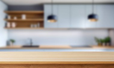 Parlak modern mutfak ahşap tezgahlı mavi dolaplar açık raflar ve yumuşak kolye aydınlatması sakin bir fonksiyonel alan yaratıyor.