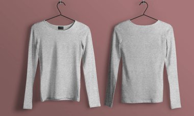 İki beyaz uzun kollu gömlek pembe bir stüdyo stüdyosunun arka planında asılı. Basit bir moda ürününü sergiliyorlar..