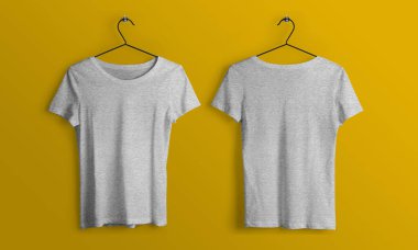 İki beyaz tişört dar sarı bir arkaplanda asılı, sıradan kıyafetler sergileniyor ve moda ve ürün görselleri için temiz bir yaşam tarzı görüntüsü sergiliyor..