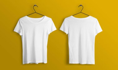 Minimalist moda dairesi, parlak sarı bir zemine asılı iki beyaz tişörtle yatıyordu.