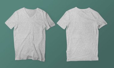 Ürün gösterimi için iki basit beyaz tişört, deniz mavisi bir zemin üzerine serilmiş.