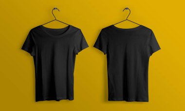 İki siyah tişört parlak sarı bir duvara asılmış cesur bir minimalist moda sahnesi yaratıyor.