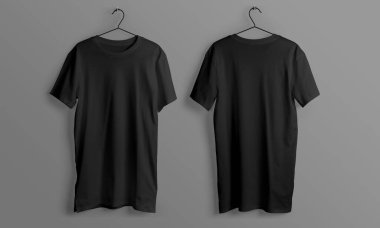 Gri bir duvara asılmış siyah tişörtler. Ürün fotoğrafçılığına ve moda gösterimine uygun günlük kıyafetleri sergiliyorlar..