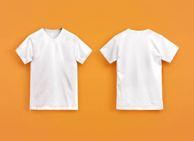 Moda ve ürün sunumu için canlı turuncu bir arkaplanda yan yana sergilenen iki düz beyaz tişört