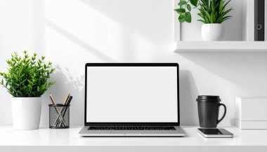 Bir dizüstü bilgisayar, saksı bitkileri, bir kahve fincanı ve sakin bir ev ofisi havası için temiz raflar içeren parlak minimalist masa düzeneği..