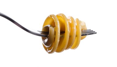 Sarı kurdele makarna yakın çekim bir çatal etrafında dönen, sergilenen taze İtalyan mutfağı ve basit yemek anı.