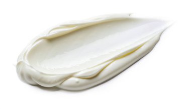 Beyaz arkaplana yayılmış pürüzsüz bir beyaz krem yığını, ipeksi dokusu ve yumuşak kıvrımları mutfak ve tatlı tasarımı için sergiliyor.