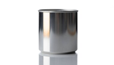 Yansıtıcı metal bir boya kutusu, yumuşak ışıklandırma ve ince yansımalarla temiz beyaz bir stüdyo arka planında durur..