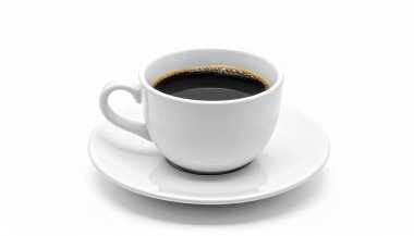 Beyaz bir seramik fincanı kapatıyoruz. İçi koyu kahveyle dolu ve beyaz arka planı olan bir fincan.